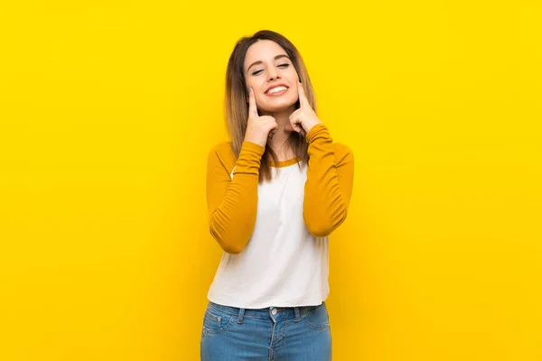 Mujer Joven Bonita Sobre Pared Amarilla Aislada Sonriendo Con Una —  Fotos de Stock