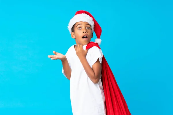 Chico Afroamericano Con Sombrero Navidad Tomar Una Bolsa Con Regalos —  Fotos de Stock