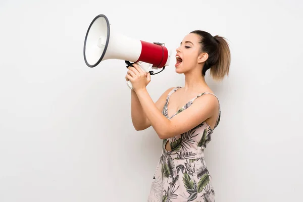 Giovane Donna Sfondo Bianco Isolato Gridando Attraverso Megafono — Foto Stock