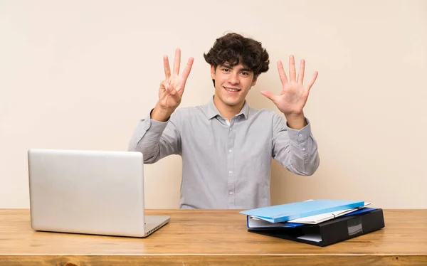 Joven Estudiante Con Portátil Contando Ocho Con Los Dedos — Foto de Stock