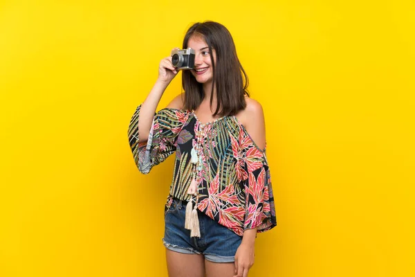Caucásico Chica Colorido Vestido Sobre Aislado Amarillo Fondo Haciendo Selfie — Foto de Stock