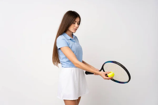Молодая Девушка Над Изолированной Белой Стеной Играет Теннис — стоковое фото