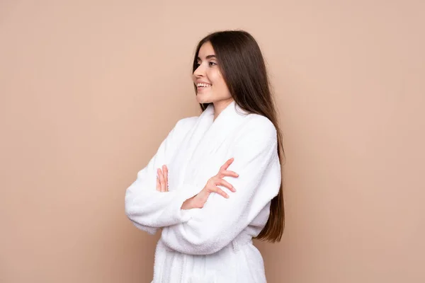 Junges Mädchen Bademantel Über Isoliertem Hintergrund Das Zur Seite Schaut — Stockfoto