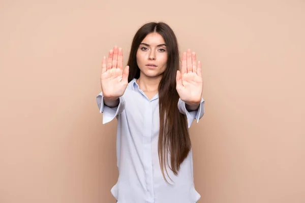 Junge Frau Über Isolierten Hintergrund Macht Stop Geste Und Enttäuscht — Stockfoto