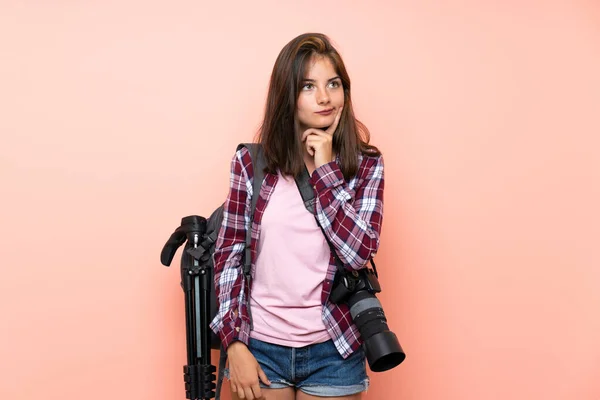 Fiatal Fotós Lány Több Mint Elszigetelt Rózsaszín Háttér Gondolkodás Egy — Stock Fotó