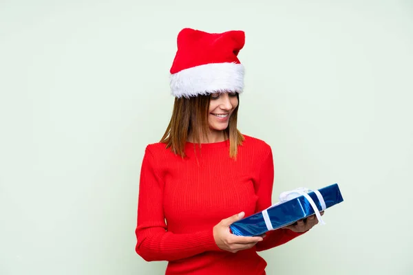 Chica Con Sombrero Navidad Sobre Fondo Verde Aislado — Foto de Stock