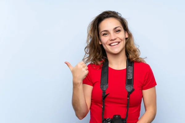 Mujer Rubia Joven Con Una Cámara Profesional Con Pulgar Hacia —  Fotos de Stock