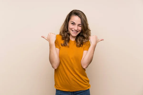 Jong Blond Meisje Geïsoleerde Achtergrond Met Duimen Omhoog Gebaar Glimlachen — Stockfoto