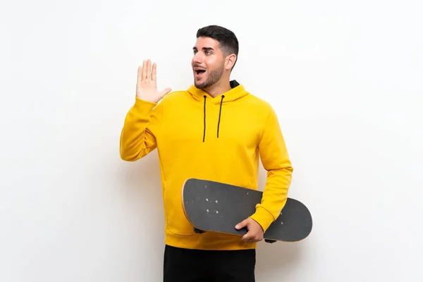 Guapo Joven Patinador Hombre Sobre Aislado Blanco Pared Gritando Con —  Fotos de Stock