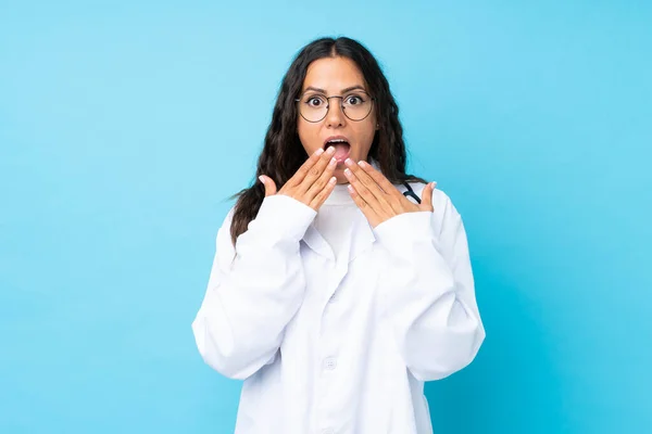 Junge Ärztin Über Isoliertem Blauem Hintergrund Mit Überraschendem Gesichtsausdruck — Stockfoto