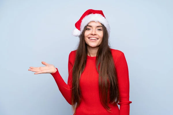 Ragazza Con Cappello Natale Sfondo Blu Isolato Tenendo Copyspace Immaginario — Foto Stock