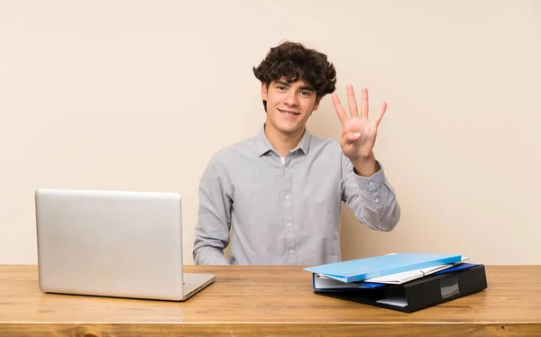 Jovem Estudante Com Laptop Feliz Contando Quatro Com Dedos — Fotografia de Stock