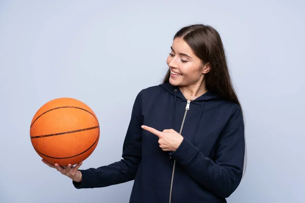 Jeune Femme Sur Fond Bleu Isolé Avec Balle Basket Pointant — Photo