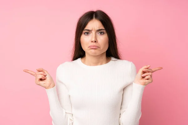 Junge Frau Über Isoliertem Rosa Hintergrund Die Auf Die Quereinsteiger — Stockfoto