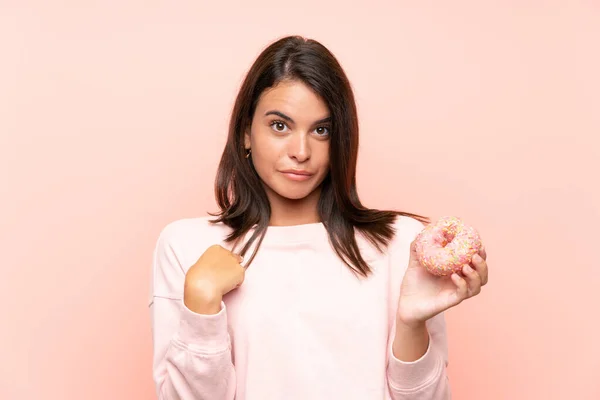 Giovane Ragazza Che Tiene Una Ciambella Sfondo Rosa Isolato Con — Foto Stock