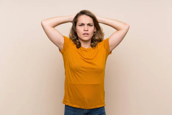 Giovane Ragazza Bionda Sfondo Isolato Frustrato Prende Mani Sulla Testa — Foto Stock