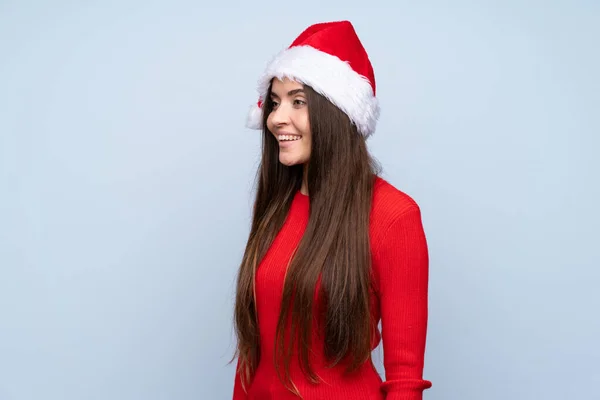 Fille Avec Chapeau Noël Sur Fond Bleu Isolé Regardant Sur — Photo