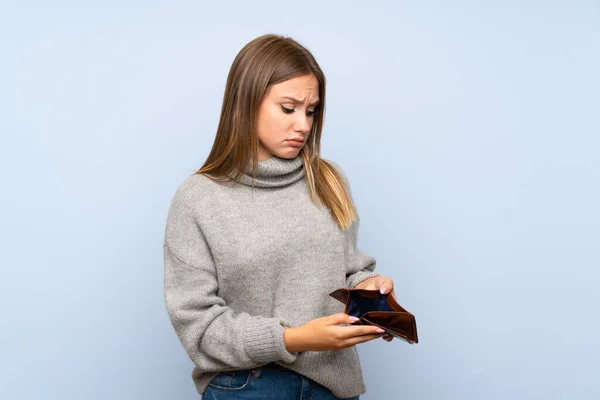 Teenagerka Svetrem Přes Izolované Modré Pozadí Držící Peněženku — Stock fotografie