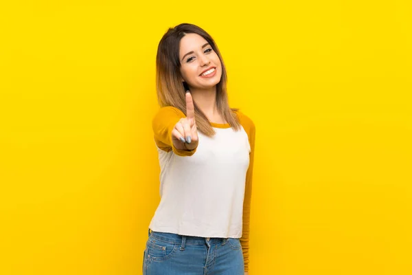 Mujer Joven Bonita Sobre Pared Amarilla Aislada Mostrando Levantando Dedo —  Fotos de Stock