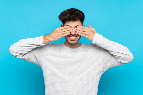 Joven Sobre Fondo Azul Aislado Cubriendo Los Ojos Con Las — Foto de Stock