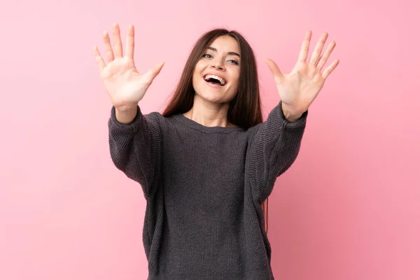 Jonge Vrouw Geïsoleerde Roze Achtergrond Tellen Tien Met Vingers — Stockfoto