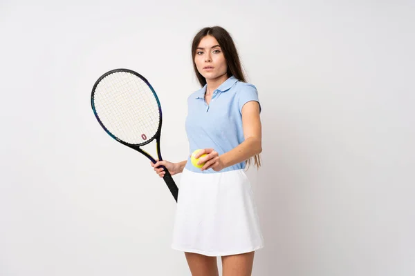Νεαρή Κοπέλα Πάνω Από Απομονωμένη Λευκό Τοίχο Παίζοντας Τένις — Φωτογραφία Αρχείου