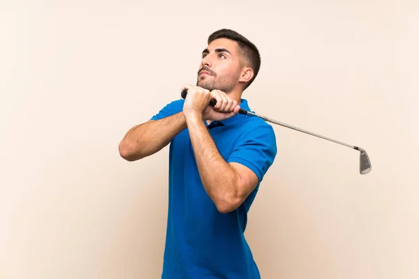 Jovem bonito golfista homem sobre isolado fundo — Fotografia de Stock