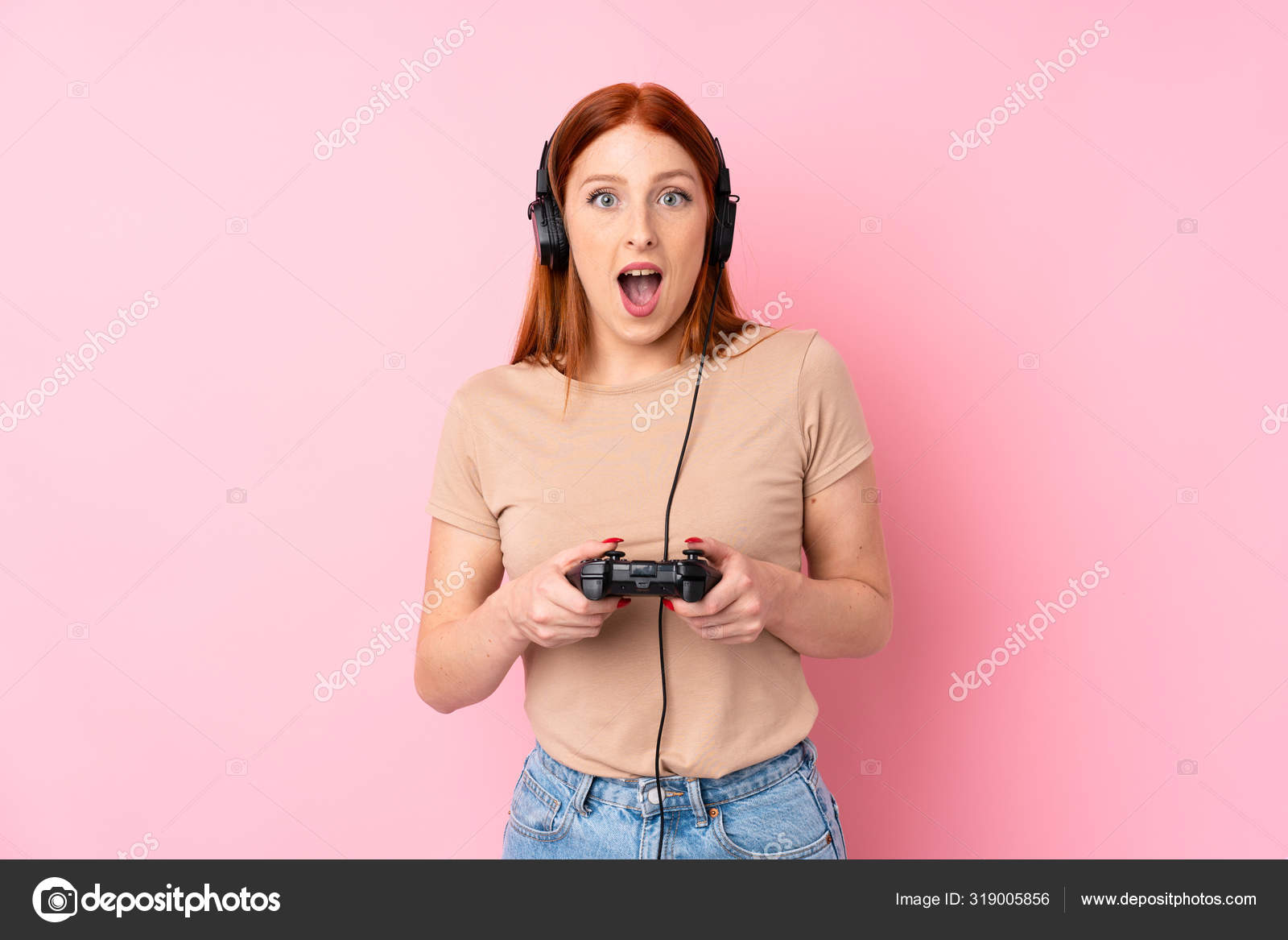 Довольная девушка. Девушка играет сама с собой. Ариэль ребель подросток. Девушка играет сама с собой. Девушка геймерша.