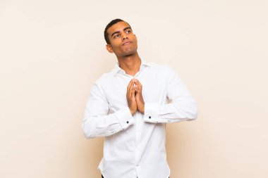 Genç yakışıklı esmer adam izole edilmiş bir arka plan entrikası kuruyor.