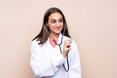 Doktor önlüğüyle izole edilmiş genç bir kadın.