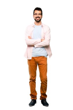 Silah tutmak sakallı yakışıklı adam tam uzunlukta çekim ön bulunduğu izole beyaz arka plan üzerinde geçti.