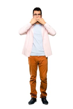 Ağzıyla kapsayan sakallı yakışıklı adam tam uzunlukta atış izole beyaz arka plan üzerinde eller