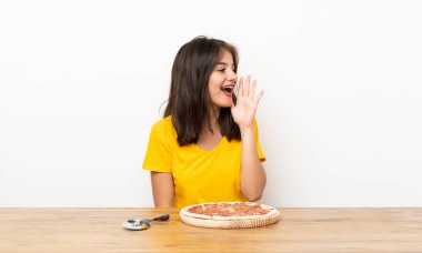 Ağzı açık diye bağıran pizzalı beyaz kız
