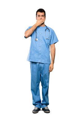 Bir cerrah doktor adam ağzıyla kapsayan tam uzunlukta atış izole beyaz arka plan üzerinde eller