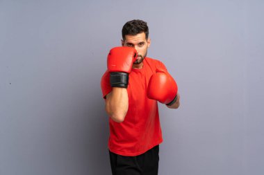 Boks eldivenleri ile genç spor adam