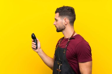 Bir önlük berber adam