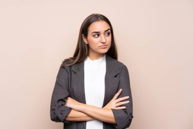 Tecrit edilmiş genç bir kız bir fikir düşünüyor.