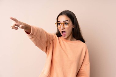 Tecrit edilmiş genç bir kız.