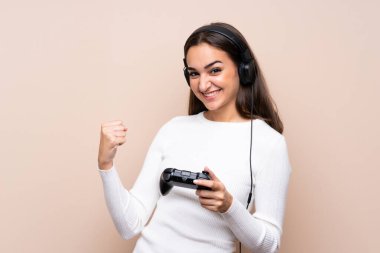 Video oyunlarında izole edilmiş arka planda oynayan genç kadın
