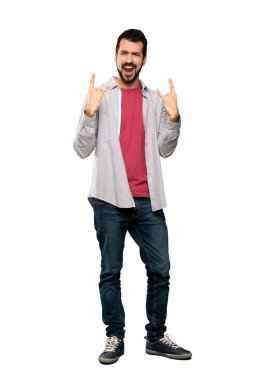 Rock jest yapma sakallı yakışıklı adam tam uzunlukta kadeh beyaz arka plan izole