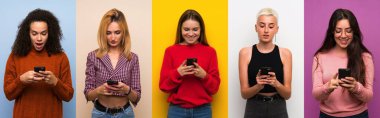 Renkli geçmişleri olan bir grup kadın cep telefonuyla mesaj gönderiyor.