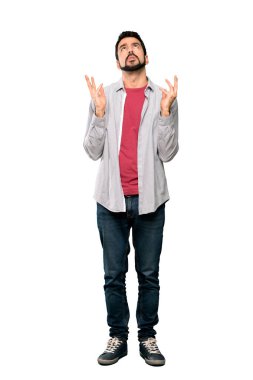 İzole beyaz arka plan üzerinde kötü bir durum tarafından hayal kırıklığına sakallı yakışıklı adam tam uzunlukta atış