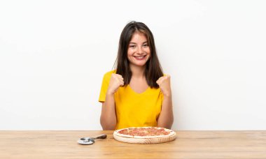 Pizzalı beyaz kız zaferi kutluyor.