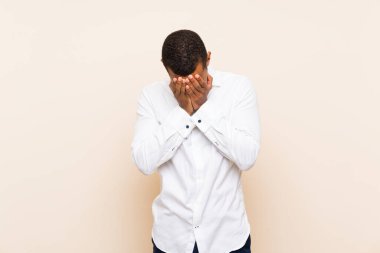 Yorgun ve hasta ifade ile izole arka plan üzerinde Genç yakışıklı esmer adam