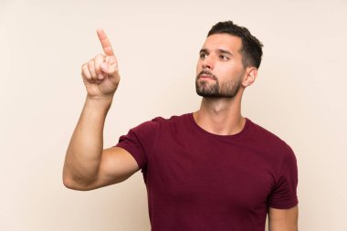 İzole edilmiş arkaplanda yakışıklı bir adam şeffaf ekrana dokunuyor