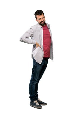 Tam uzunlukta çekim için bir çaba izole beyaz arka plan üzerinde yapılmış olan sırt ağrısı muzdarip sakallı yakışıklı adam