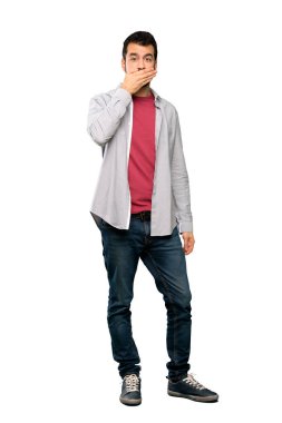 Ağzıyla kapsayan sakallı yakışıklı adam tam uzunlukta atış izole beyaz arka plan üzerinde eller