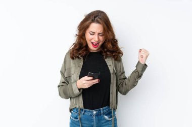 İzole edilmiş beyaz bir geçmişi olan genç bir Rus kadın şaşırdı ve bir mesaj gönderiyor.