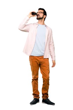 Bira içme sakallı yakışıklı adam