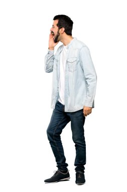 Sakallı, ağzı açık beyaz arka planda bağıran yakışıklı bir adamın tam boy fotoğrafı.